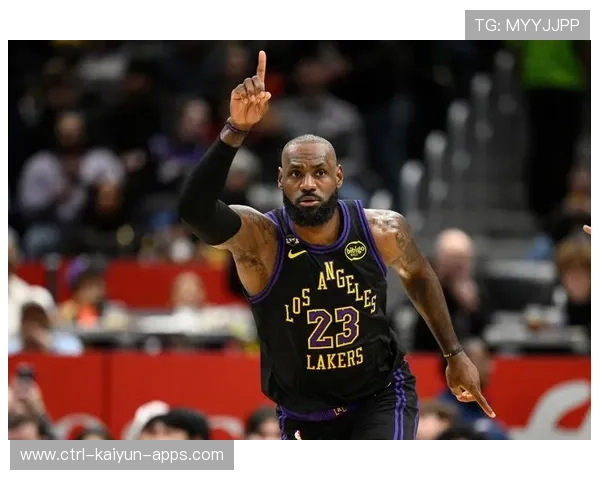 詹姆斯通过高位策应多次撕开对手禁区防线：阅读篮球艺术与战术智慧